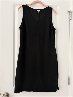 A New Day Black Sleeveless V-Neck Shift Dress Med